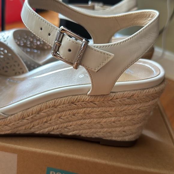 Vionic Wedge Sandals Size 10 - Picture 3 of 6